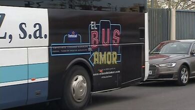 Mil enamorados viajan gratis entre Valencia y Madrid a bordo del 'bus del amor'