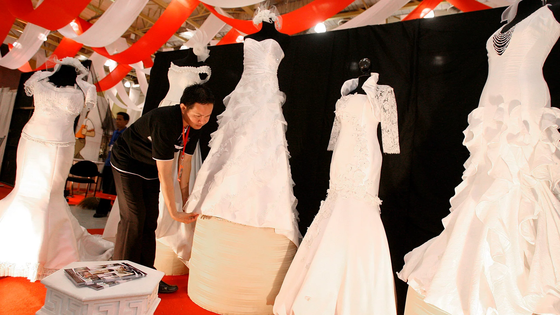 Vestidos de novia en una Exposición de Bodas Vestidos de novia en una Exposición de Bodas