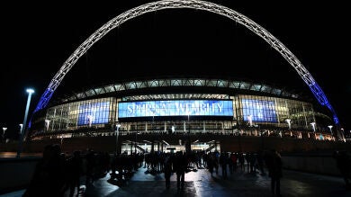 Brazaletes negros y minuto de silencio en Wembley por las víctimas del atentado de Londres