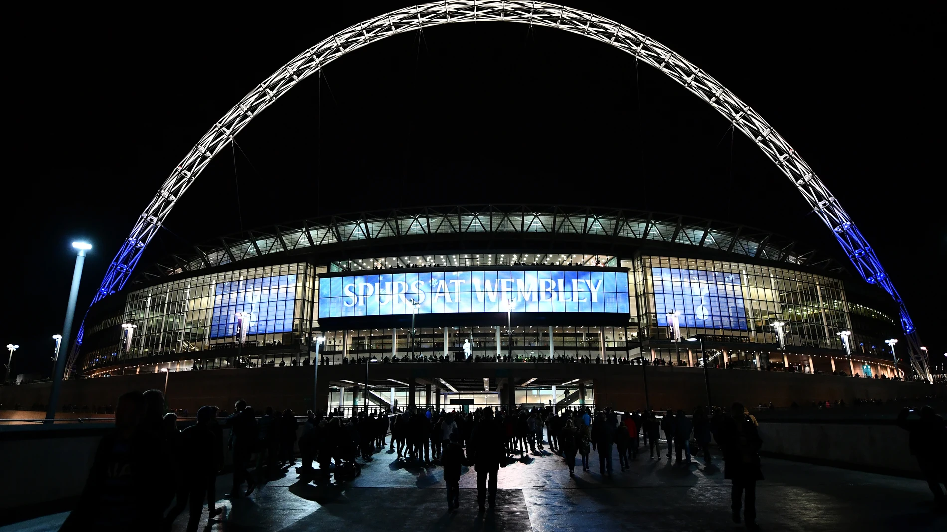 Exteriores del estadio de Wembley antes de un partido Exteriores del estadio de Wembley antes de un partido
