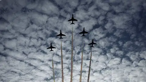 El rastro que dejan los aviones, calificado como una especie de nubes El rastro que dejan los aviones, calificado como una especie de nubes