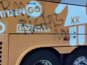 Frame 0.0 de: Cristales rotos, pintadas y protestas: así despide Nueva York al autobús tránsfobo de Hazte Oír