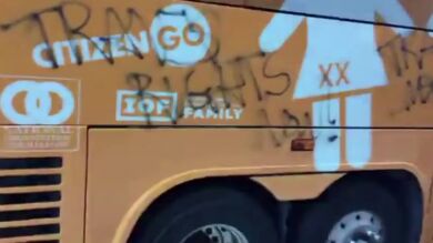El autobús de Hazte Oír se despide de Nueva York con los cristales rotos y pintadas