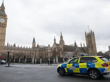 Agentes de policía británicos ante el Parlamento en Londres Agentes de policía británicos ante el Parlamento en Londres