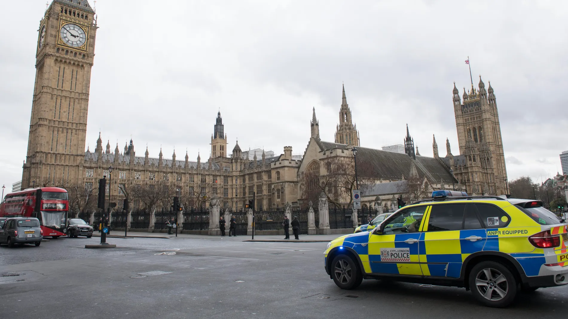 Agentes de policía británicos ante el Parlamento en Londres Agentes de policía británicos ante el Parlamento en Londres