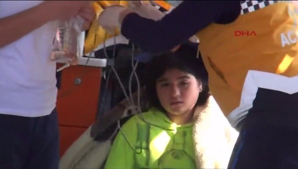 Frame 12.666666 de: Mueren cinco niños al hundirse la barca de plástico en la que intentaban cruzar el Mar Egeo