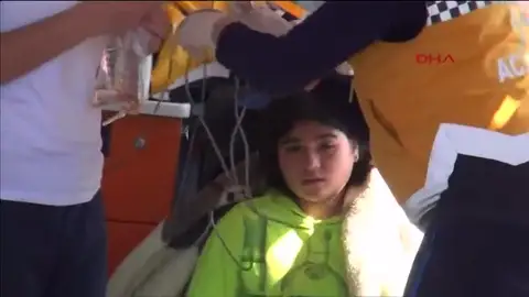 Frame 12.666666 de: Mueren cinco niños al hundirse la barca de plástico en la que intentaban cruzar el Mar Egeo Frame 12.666666 de: Mueren cinco niños al hundirse la barca de plástico en la que intentaban cruzar el Mar Egeo
