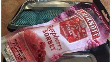 Una niña de cinco años lleva un sorbete de vodka para almorzar en el colegio