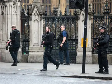 Policía en el lugar del atentado Policía en el lugar del atentado