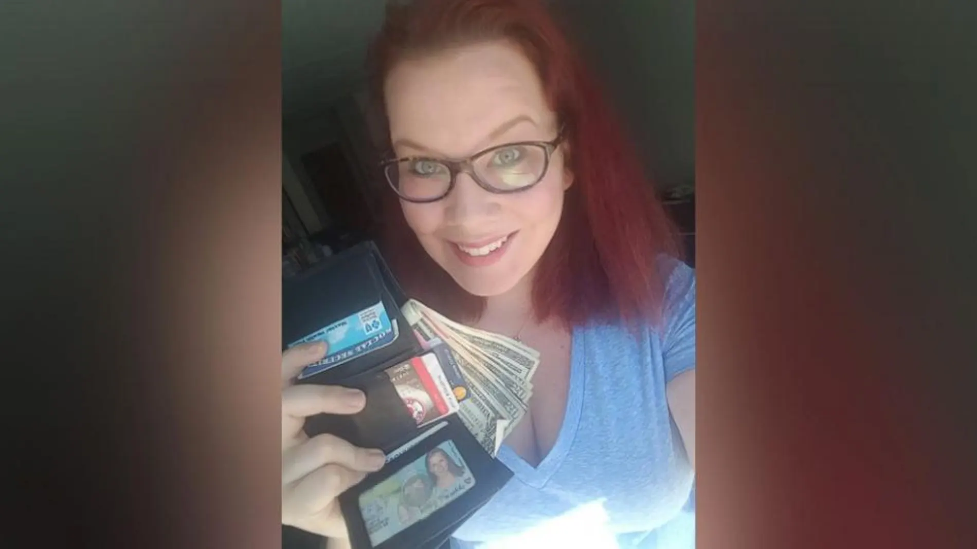 Courtney Connolly junto a su cartera recién recuperada Courtney Connolly junto a su cartera recién recuperada