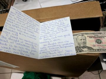 Una clienta pide disculpas a un empleado de Starbucks con una carta y un billete de 50 dólares