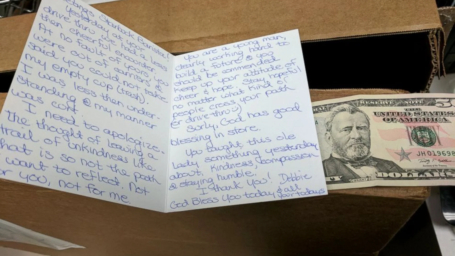 Una clienta pide disculpas a un empleado de Starbucks con una carta y un billete de 50 dólares Una clienta pide disculpas a un empleado de Starbucks con una carta y un billete de 50 dólares