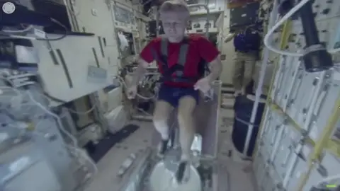 Frame 15.338086 de: Los astronautas realizan fitness sujetos con arneses en la Estación Espacial Internacional Frame 15.338086 de: Los astronautas realizan fitness sujetos con arneses en la Estación Espacial Internacional
