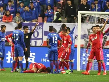 Witsel, en el suelo tras el pisotón de Qin Sheng Witsel, en el suelo tras el pisotón de Qin Sheng