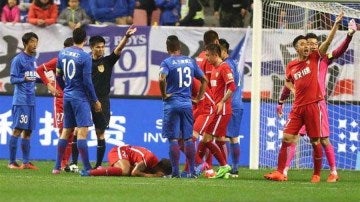 Witsel, en el suelo tras el pisotón de Qin Sheng