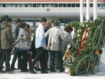 Varios familiares dejan rosas rojas en el monumento de recuerdo durante el acto de homenaje a las víctimas del accidente del vuelo Germanwings 9525 Varios familiares dejan rosas rojas en el monumento de recuerdo durante el acto de homenaje a las víctimas del accidente del vuelo Germanwings 9525