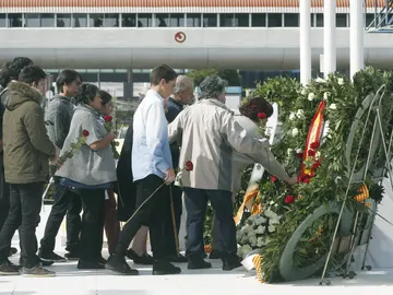 Varios familiares dejan rosas rojas en el monumento de recuerdo durante el acto de homenaje a las víctimas del accidente del vuelo Germanwings 9525 Varios familiares dejan rosas rojas en el monumento de recuerdo durante el acto de homenaje a las víctimas del accidente del vuelo Germanwings 9525