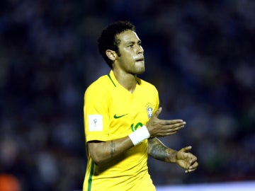 Neymar celebra un gol con Brasil