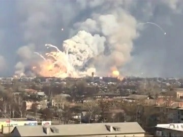 Frame 15.973455 de: Un muerto y un herido tras la explosión de 138.000 toneladas de munición en Ucrania