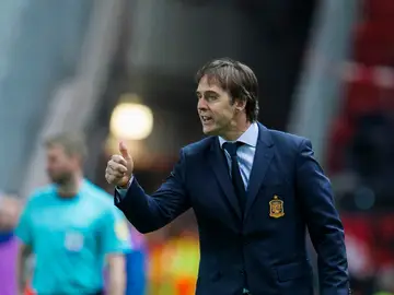 Julen Lopetegui da instrucciones en la banda Julen Lopetegui da instrucciones en la banda