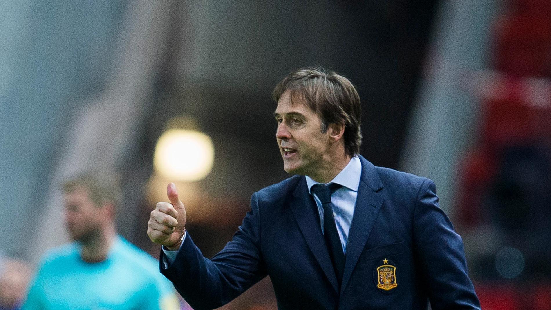 Julen Lopetegui da instrucciones en la banda Julen Lopetegui da instrucciones en la banda