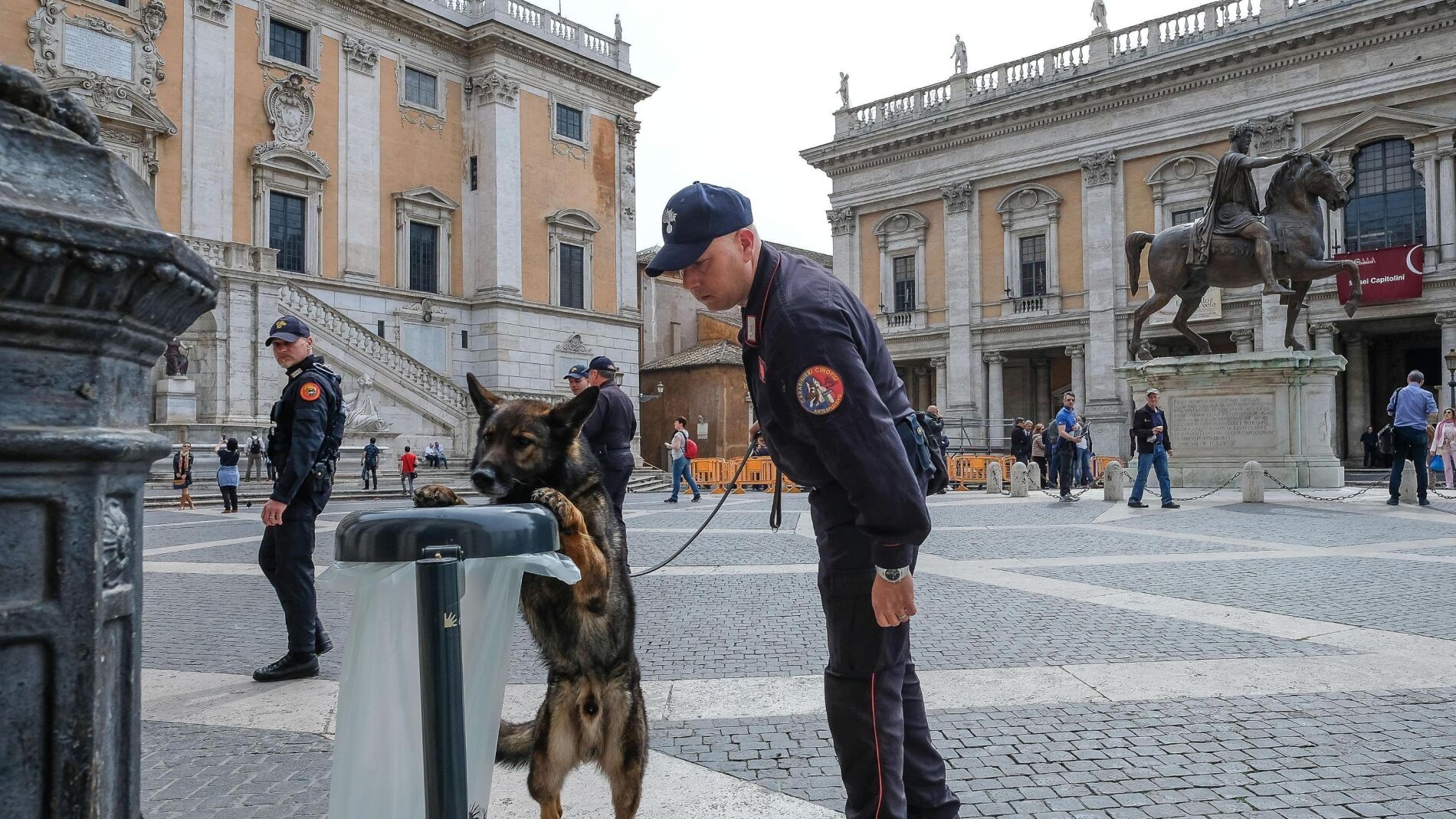 Carabinieri y perros comprueban los alrededores del Palacio Campidoglio