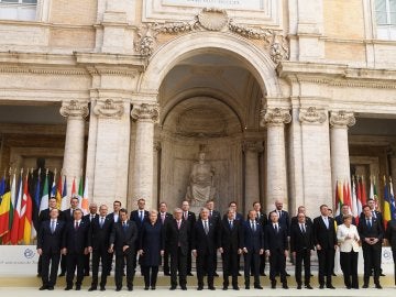 Foto de familia de los líderes europeos con motivo del 60 aniversario de la UE