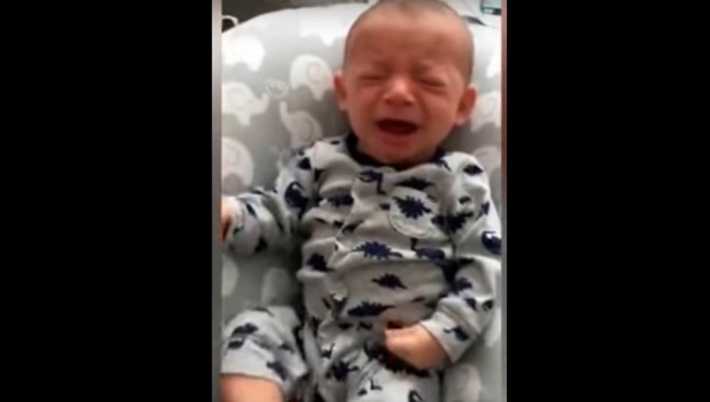 El bebé llorando desconsoladamente