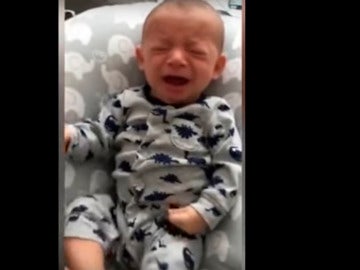 El bebé llorando desconsoladamente