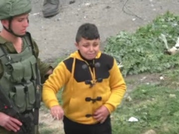 Soldados israelíes arrastran a un niño palestino para que delate a otros pequeños del pueblo