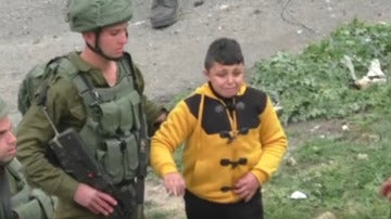 Soldados israelíes arrastran a un niño palestino para que delate a otros pequeños del pueblo