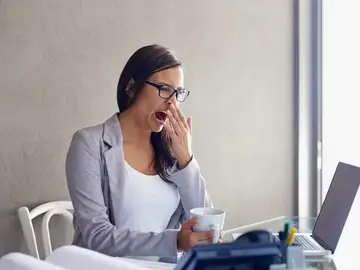 Una mujer bostezando Una mujer bostezando
