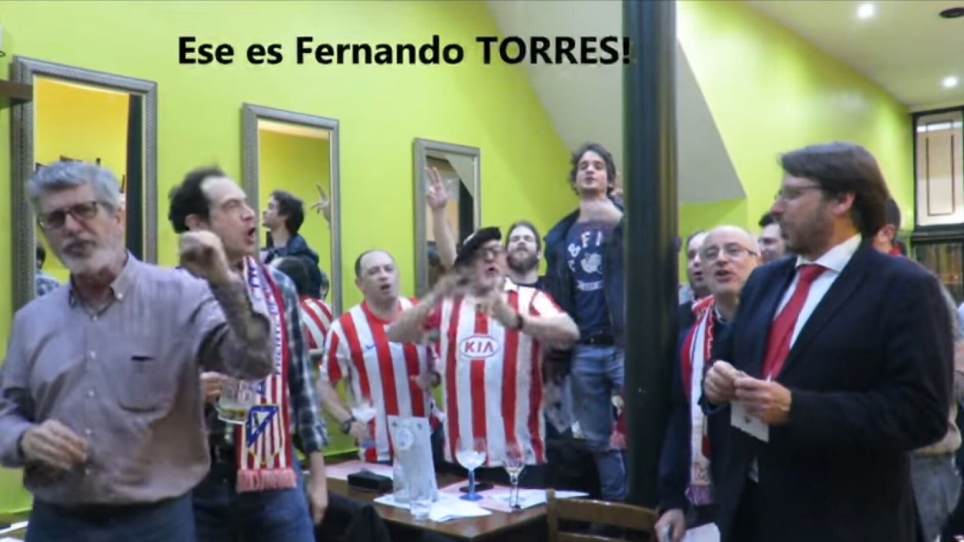 La pe&ntilde;a cantando la adaptaci&oacute;n de 'Mi gran noche'