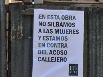 El cartel en la valla de una obra en Argentina