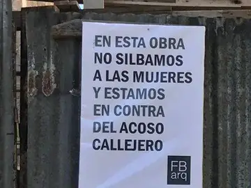 El cartel en la valla de una obra en Argentina El cartel en la valla de una obra en Argentina