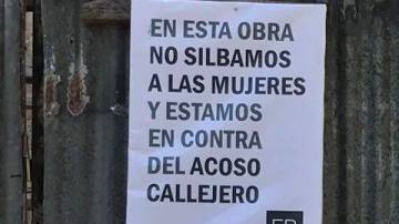 El cartel en la valla de una obra en Argentina