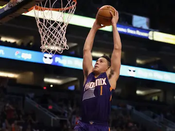 Devin Booker hace un mate Devin Booker hace un mate