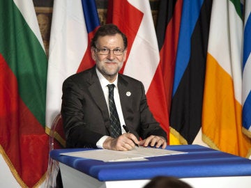 El presdiente del Gobierno español, Mariano Rajoy, firma a su llegada al Campidoglio