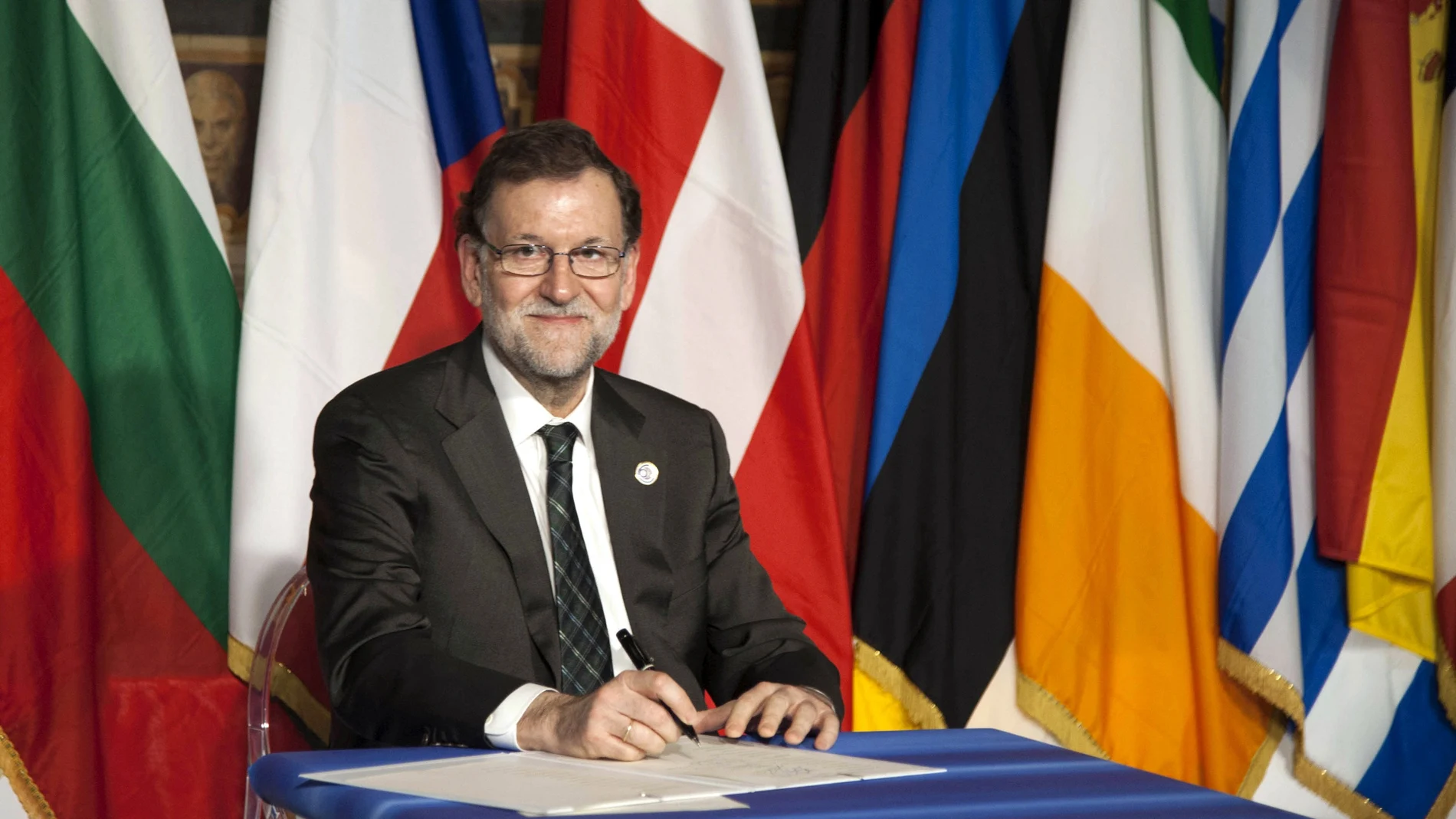 El presdiente del Gobierno español, Mariano Rajoy, firma a su llegada al Campidoglio El presdiente del Gobierno español, Mariano Rajoy, firma a su llegada al Campidoglio