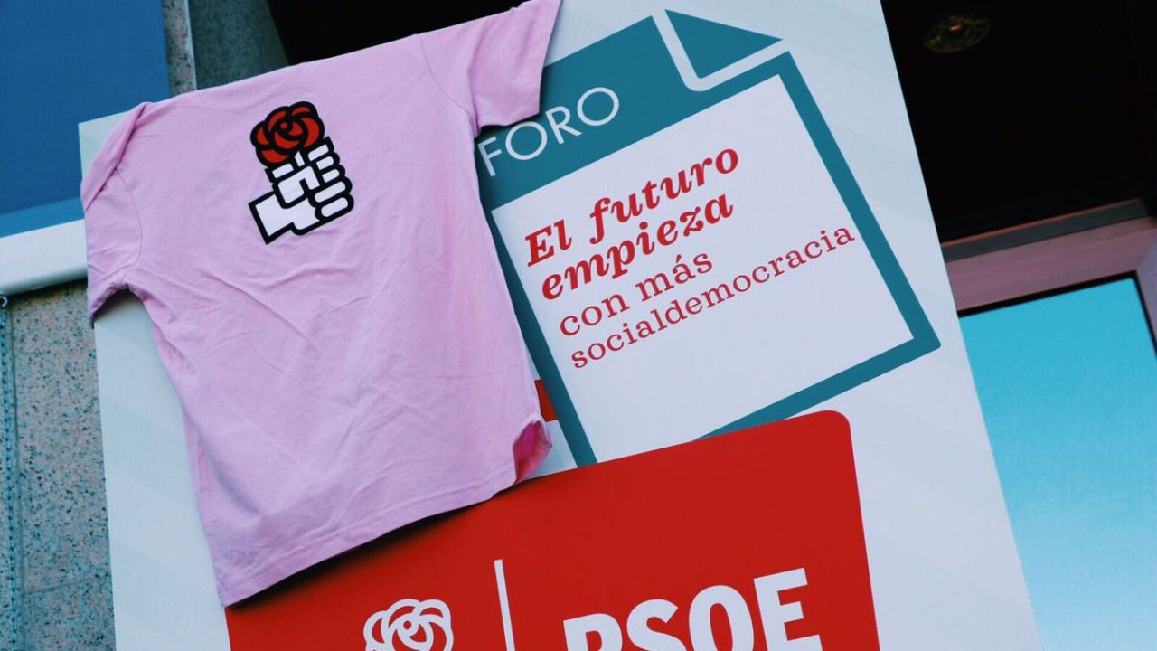 El PSOE lanza su propia línea de camisetas con el logo del puño y la rosa
