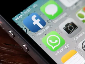 Imagen de un móvil con las aplicaciones de Facebook y WhatsApp. Imagen de un móvil con las aplicaciones de Facebook y WhatsApp.