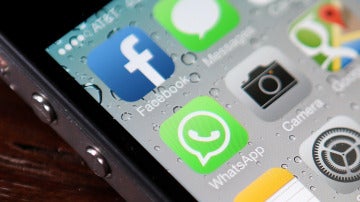 Imagen de un móvil con las aplicaciones de Facebook y WhatsApp.