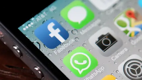 Imagen de un móvil con las aplicaciones de Facebook y WhatsApp. WhatsApp activa novedades desde que la compró Facebook