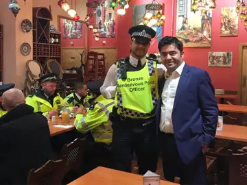 Uno de los policías junto al dueño del restaurante Uno de los policías junto al dueño del restaurante