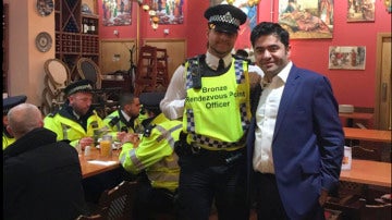 Uno de los policías junto al dueño del restaurante
