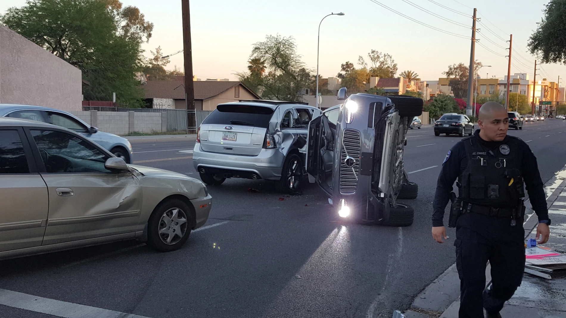 Colisión entre un vehículo autónomo de Uber y otro coche Colisión entre un vehículo autónomo de Uber y otro coche