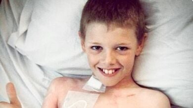 La historia de Deryn, un niño que se recuperó de dos cánceres con ayuda de la marihuana que le dio su madre