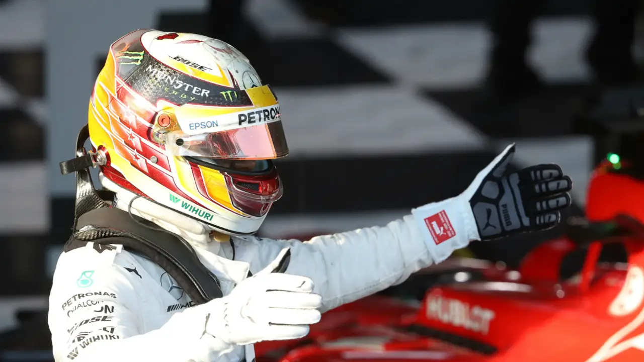Hamilton, con el Ferrari de fondo