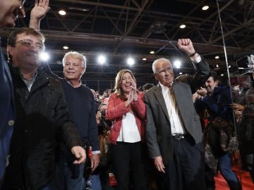 La presidenta de la Junta de Andalucía, Susana Díaz, y el expresidente del Gobierno, Felipe González, el exvicepresidente del Gobierno Alfonso Guerra, y el presidente de Extremadura, Guillermo Fernández Vara