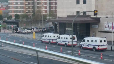 La Ertzaintza rebaja el operativo en Barakaldo tras comprobar que la habitación donde supuestamente había un hombre armado estaba vacía